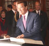 Eintrag Schwarzenegger ins goldene Buch der Stadt Hannover