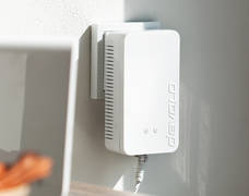 Devolo Home Control Zentrale in der Bauform eines Powerline-Adapters