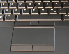 Ob Touchpad oder Trackpiont: Das Dell Precision M2800 bietet beide Optionen mit jeweils eigenen Maustasten.