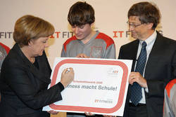 A. Merkel und Bill Gates beim Start der Aktion